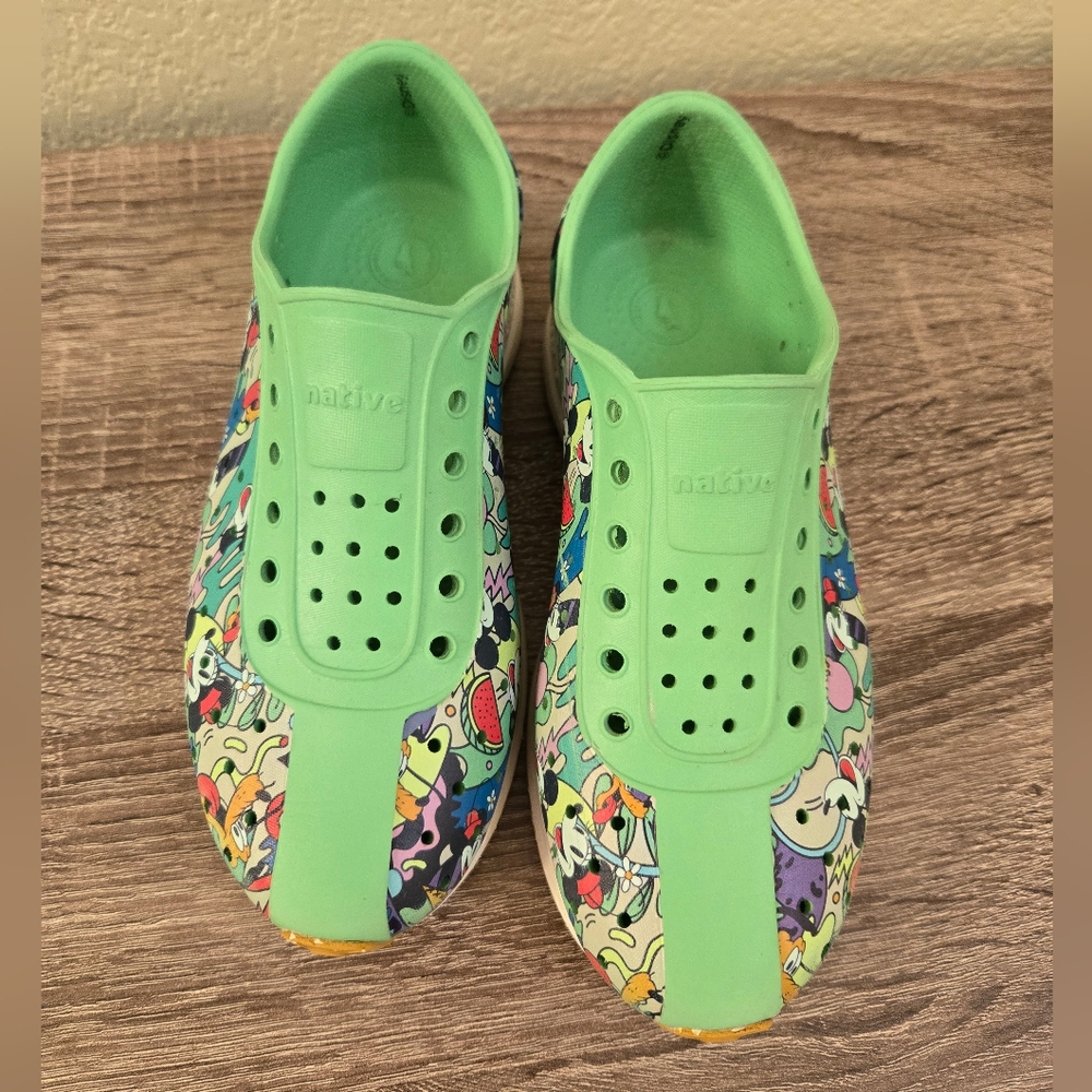 Native × Disney Robbie Sugarlite Slip-On Shoes in green, 2Y